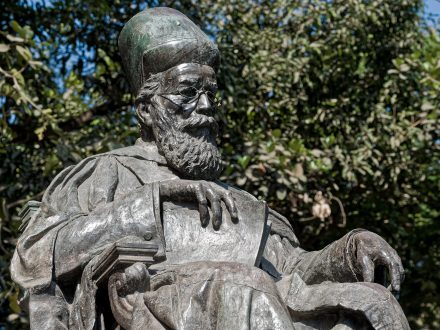 Dadabhai Naoroji statue, Mumbai. Photo: AnilD/ Shutterstock